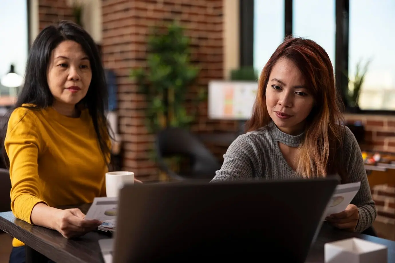 Asiatisches Marketingteam überprüft ein Projekt