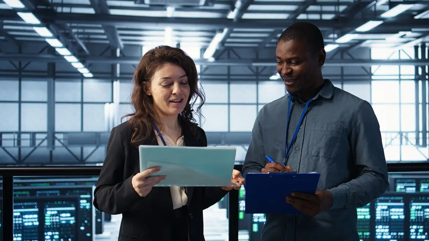 Führungskräfte im Rechenzentrumsmanagement lesen Papierunterlagen.