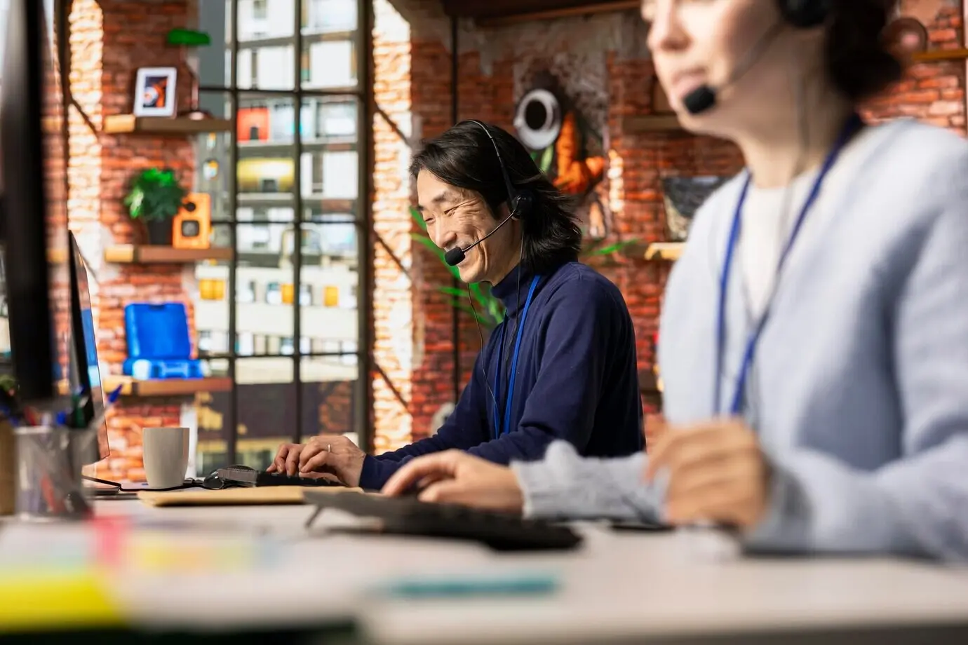 Ein fröhlicher Senior-Agent im Callcenter analysiert Kundenfeedback.