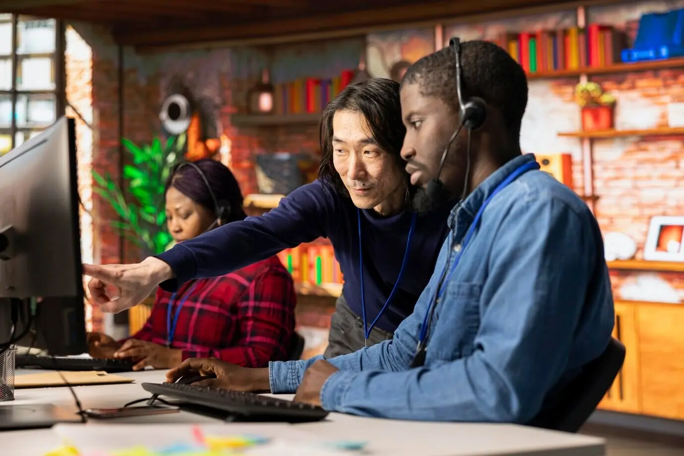 Senior-Manager im Callcenter, der ein multiethnisches Team anleitet.